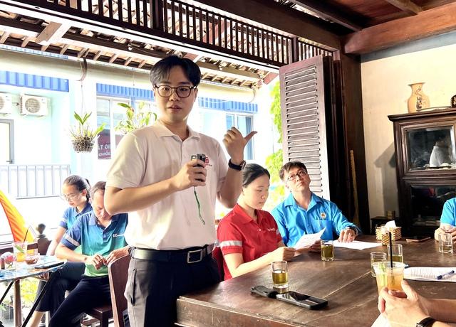 Nhân viên cà phê sáng cùng sếp bàn chuyện tăng lương - Ảnh 2.