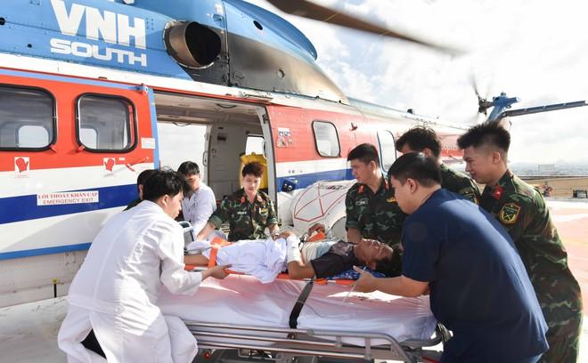 Cấp cứu đường không xuyên đêm đưa 2 người từ Trường Sa về TP.HCM - Ảnh 2.