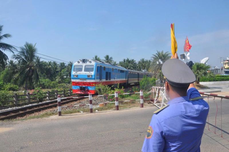 Ngày đầu xử phạt vượt đèn đỏ qua đường sắt, hàng loạt tài xế bị phạt nguội- Ảnh 1.