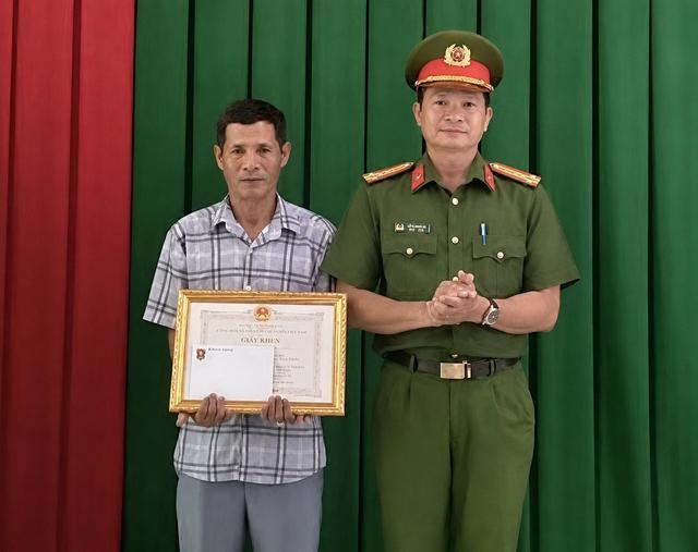 Người đàn ông dũng cảm lao xuống sông cứu cô gái tự tử- Ảnh 1.