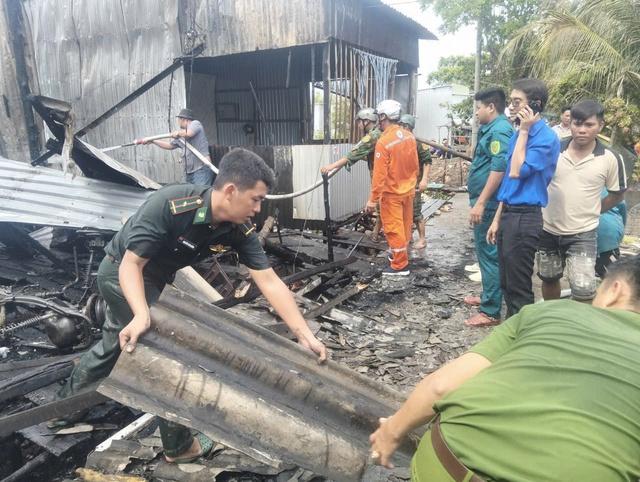 Cháy 3 căn nhà dân ở Cà Mau, bộ đội biên phòng giúp dân chữa cháy   - Ảnh 2.