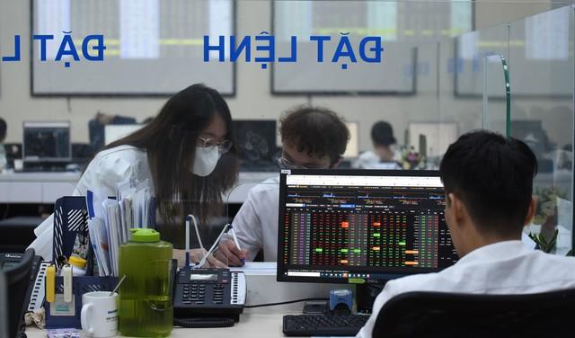 Lãnh đạo và người nhà xuống tiền tỉ mua cổ phiếu- Ảnh 1.