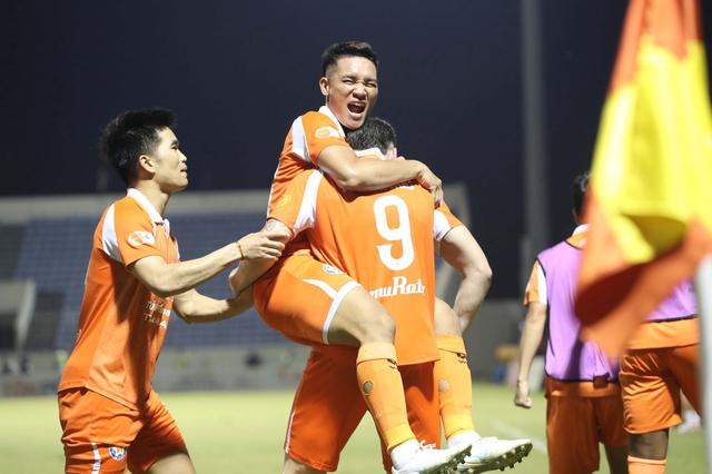Vòng xoáy trụ hạng V-League bùng nổ: HAGL mất ăn mất ngủ cùng 4 cái tên nào?- Ảnh 2.