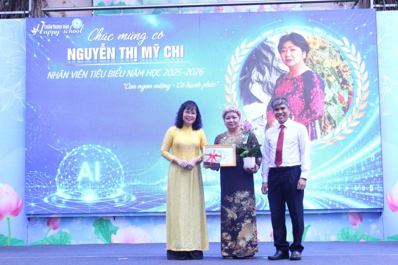 Ngày tổng kết năm học, câu chuyện xúc động ở sân trường - Ảnh 9.