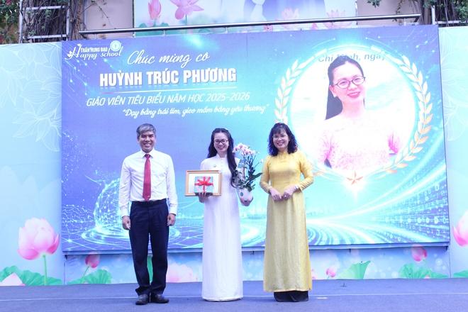 Ngày tổng kết năm học, câu chuyện xúc động ở sân trường - Ảnh 7.