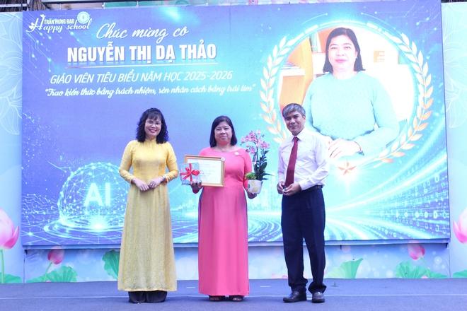 Ngày tổng kết năm học, câu chuyện xúc động ở sân trường - Ảnh 6.