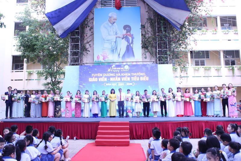 Ngày tổng kết năm học, câu chuyện xúc động ở sân trường - Ảnh 5.
