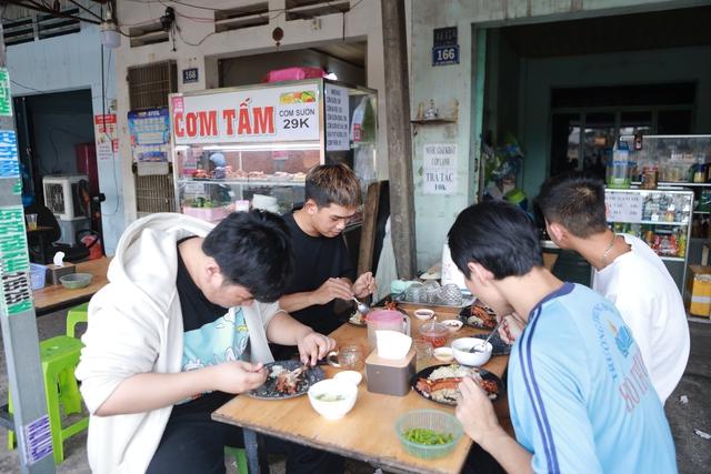 Thực tế quán cơm 35.000 đồng ở TP.HCM có gì? - Ảnh 7.