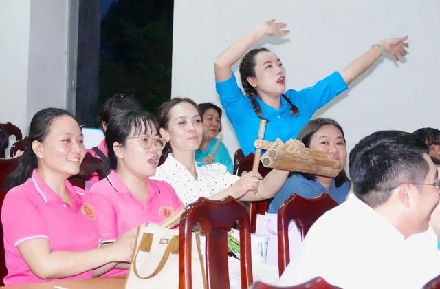 TP.HCM: Hàng trăm người lao động phường Bình Phú thi hát, nhận quà- Ảnh 3.