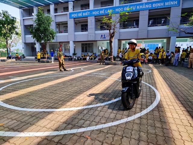 CSGT TP.HCM lưu ý quy định về đèn vàng, nhiều học sinh mới biết - Ảnh 4.