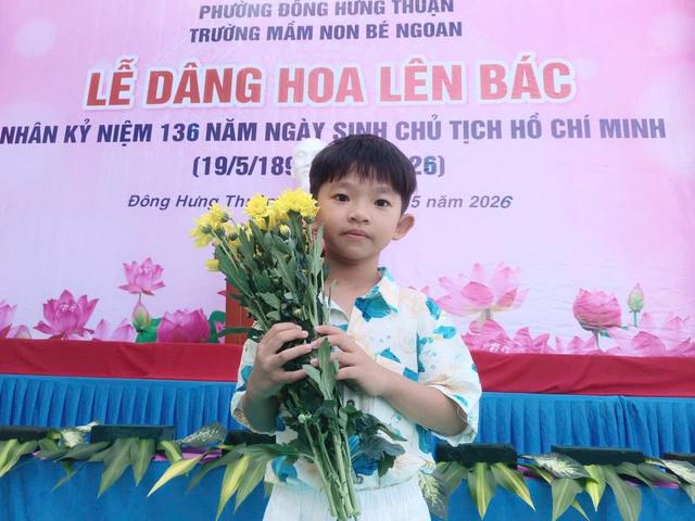 Học sinh trồng cây, dâng hoa sen mừng ngày sinh Chủ tịch Hồ Chí Minh - Ảnh 3.