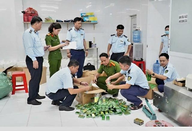 Đột kích 4 điểm sản xuất dầu gió giả tại Tây Ninh và TP.HCM - Ảnh 1.
