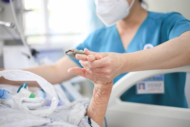 Nghề điều dưỡng: Áp lực, sợ hãi và hành trình giữ lấy sự sống - Ảnh 3.