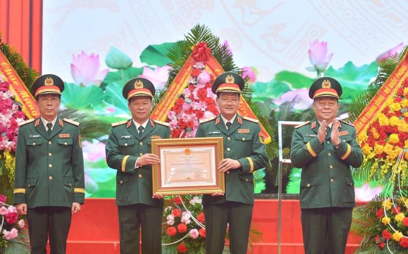 Đại tướng Nguyễn Trọng Nghĩa trao Huân chương Bảo vệ tổ quốc hạng nhất tặng Cục Tuyên huấn- Ảnh 1.