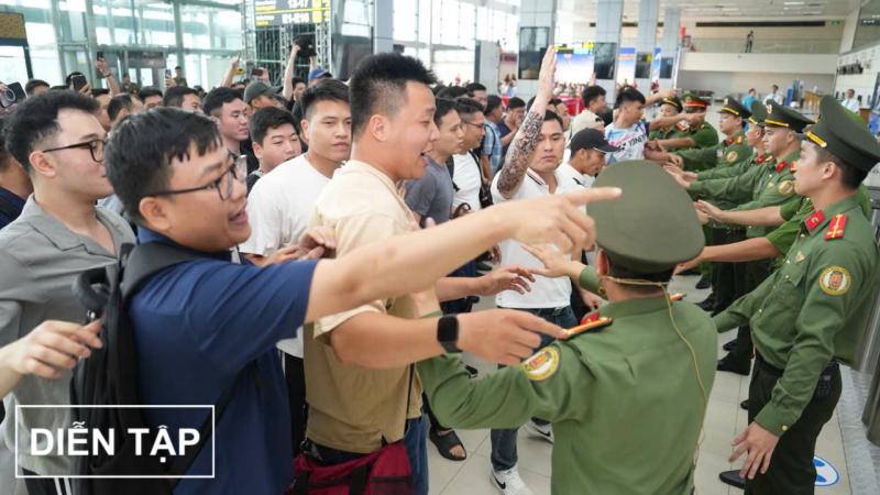 Cận cảnh pha khống chế đối tượng phá rối 'siêu' gay cấn tại sân bay Nội Bài- Ảnh 3.