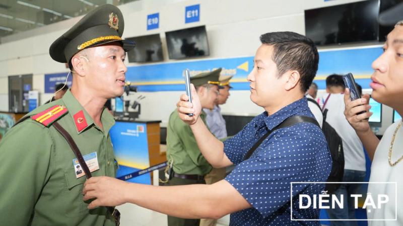Cận cảnh pha khống chế đối tượng phá rối 'siêu' gay cấn tại sân bay Nội Bài- Ảnh 6.