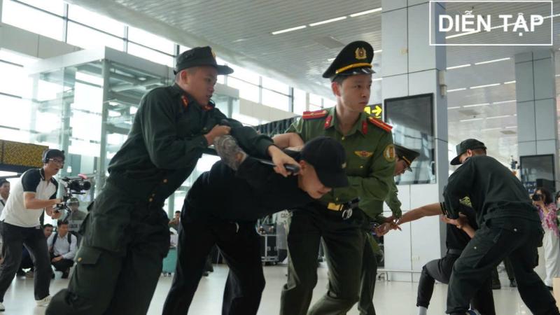 Cận cảnh pha khống chế đối tượng phá rối 'siêu' gay cấn tại sân bay Nội Bài- Ảnh 9.