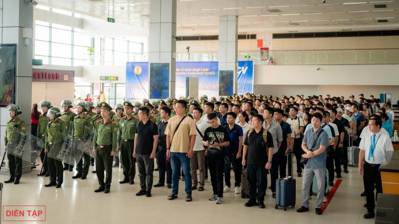 Cận cảnh pha khống chế đối tượng phá rối 'siêu' gay cấn tại sân bay Nội Bài- Ảnh 1.