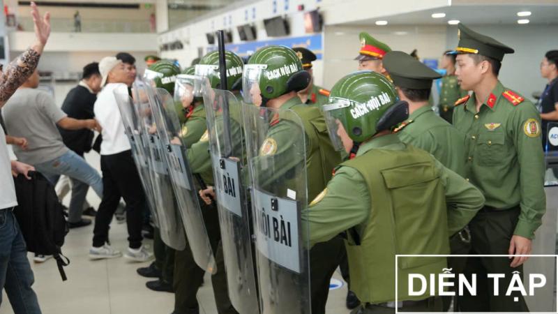 Cận cảnh pha khống chế đối tượng phá rối 'siêu' gay cấn tại sân bay Nội Bài- Ảnh 4.
