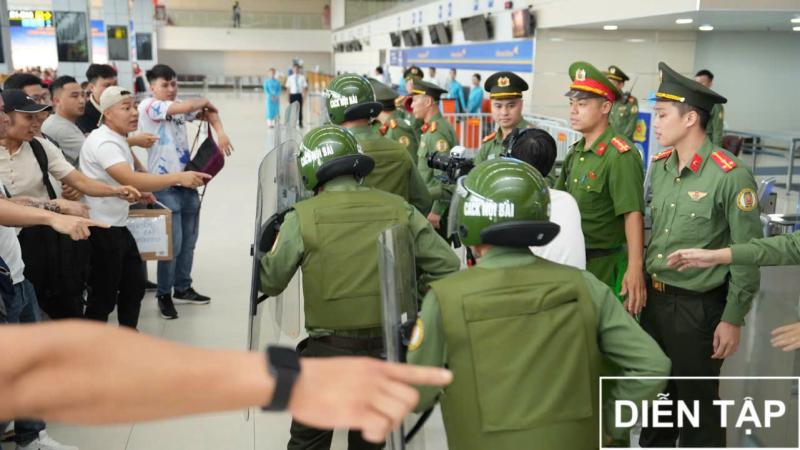 Cận cảnh pha khống chế đối tượng phá rối 'siêu' gay cấn tại sân bay Nội Bài- Ảnh 5.