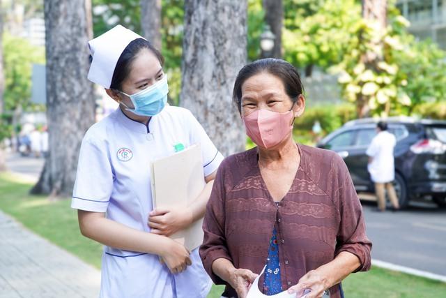 Nghề điều dưỡng: Áp lực, sợ hãi và hành trình giữ lấy sự sống - Ảnh 1.