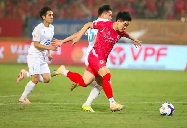 Đình Bắc quyết đi vào lịch sử, làm được điều mà… Tiến Linh ao ước bấy lâu
- Ảnh 2.