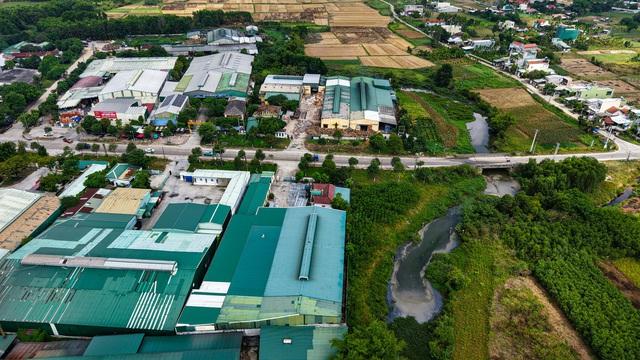 Kênh chìm Sơn Tịnh đen đặc, bốc mùi: UBND tỉnh Quảng Ngãi chỉ đạo kiểm tra- Ảnh 5.