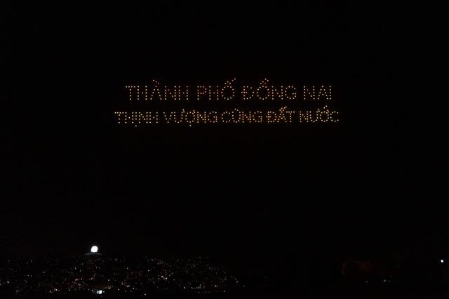 400 drone xếp hình sân bay Long Thành chào mừng Đồng Nai lên thành phố - Ảnh 18.