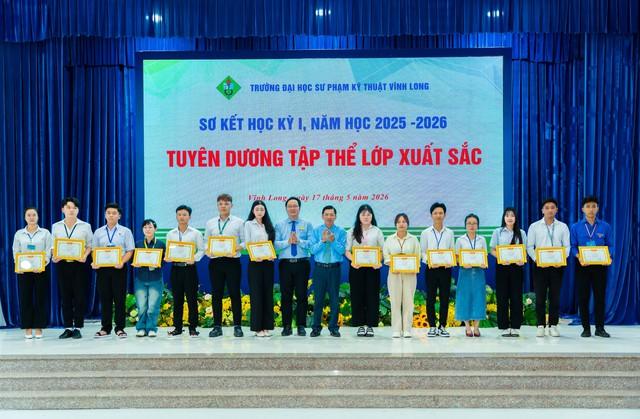Trường ĐH ở Vĩnh Long chi 5 tỉ đồng học bổng cho sinh viên xuất sắc - Ảnh 2.
