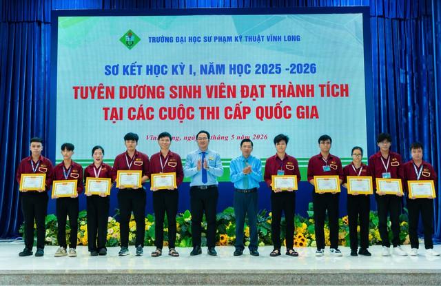 Trường ĐH ở Vĩnh Long chi 5 tỉ đồng học bổng cho sinh viên xuất sắc - Ảnh 1.