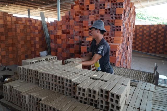 Ngành gạch gốm Vĩnh Long 'kêu cứu' vì thiếu nguyên liệu sản xuất- Ảnh 1.