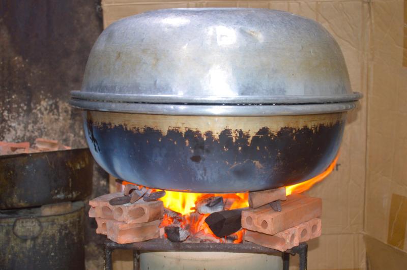 Món giò heo bắc thảo hơn nửa thế kỷ: Bí quyết ở bếp lửa chưa từng tắt - Ảnh 2.
