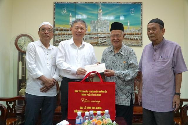 Lãnh đạo Thành ủy TP.HCM chúc tết cộng đồng Hồi giáo nhân dịp đại lễ Eid Al-Adha - Ảnh 2.