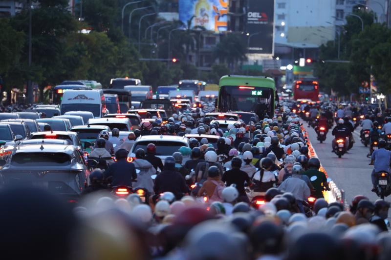 Đường Cộng Hòa thí điểm đảo chiều, cửa ngõ sân bay Tân Sơn Nhất kẹt cứng - Ảnh 1.