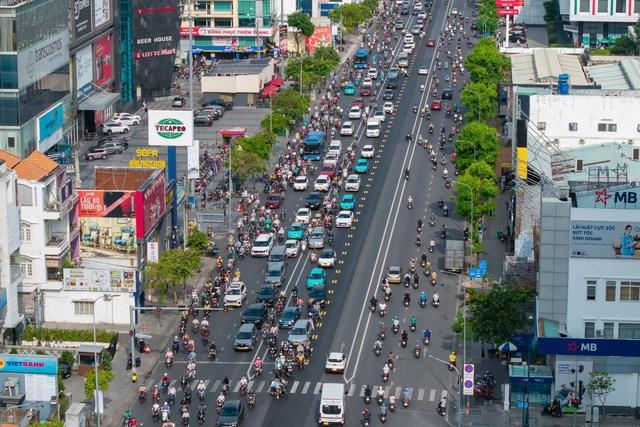 Lần đầu tiên TP.HCM phân luồng đảo chiều đường Cộng Hòa, đi sao cho đúng? - Ảnh 2.