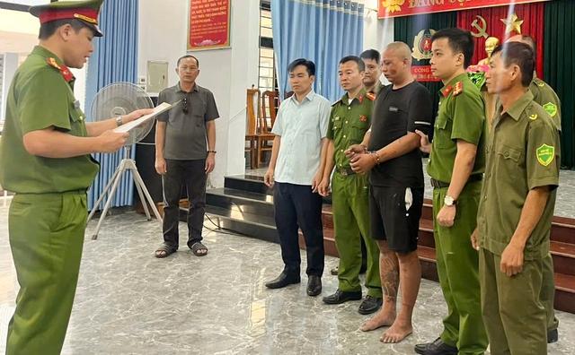 Bắt khẩn cấp nghi phạm vào trụ sở công an vô cớ chém cán bộ trọng thương - Ảnh 1.