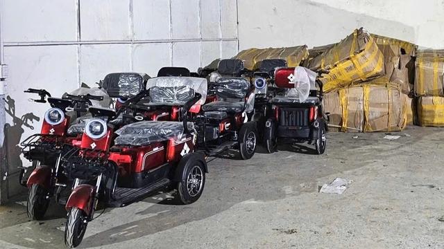 Thanh Hóa: Khởi tố 4 bị can buôn lậu xe điện 3 bánh từ Trung Quốc - Ảnh 2.