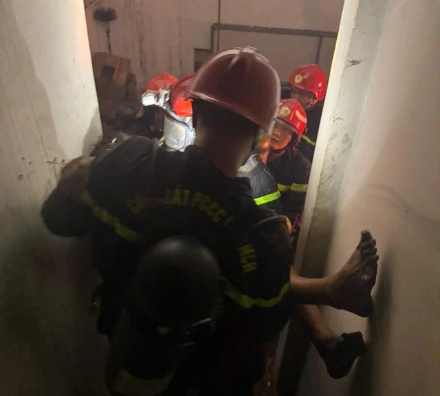 TP.HCM: Cháy nhà kết hợp kinh doanh, cứu kịp thời 3 người mắc kẹt - Ảnh 2.