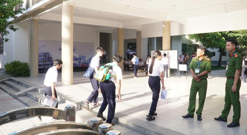 Thi lớp 10 ở Đà Nẵng: Học sinh 'chạy nước rút', phụ huynh mất ngủ theo con- Ảnh 4.