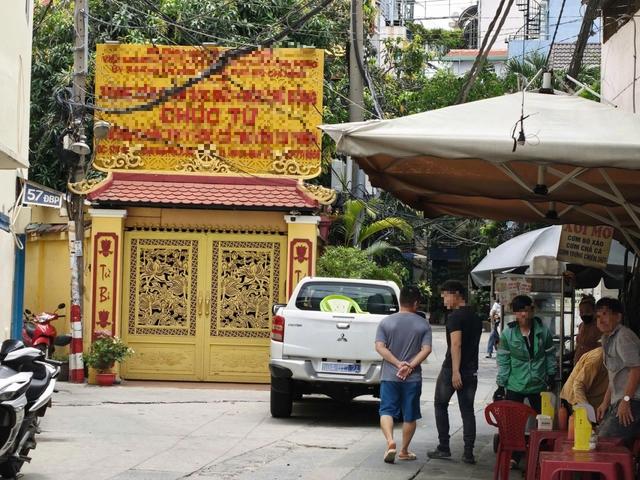 TP.HCM: Bắt nghi phạm ném 'bom xăng', dùng dao tấn công 2 người bị thương - Ảnh 1.