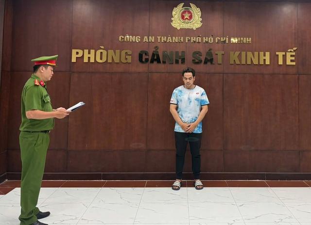 Công an TP.HCM triệt phá đường dây giày, dép hiệu giả quy mô khủng - Ảnh 1.