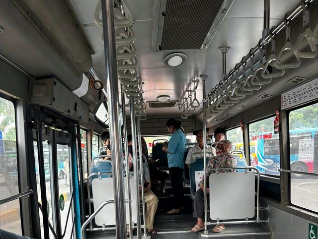 Hành khách chảy máu liên tục trên xe buýt, nữ phụ xe bình tĩnh ứng cứu  - Ảnh 3.