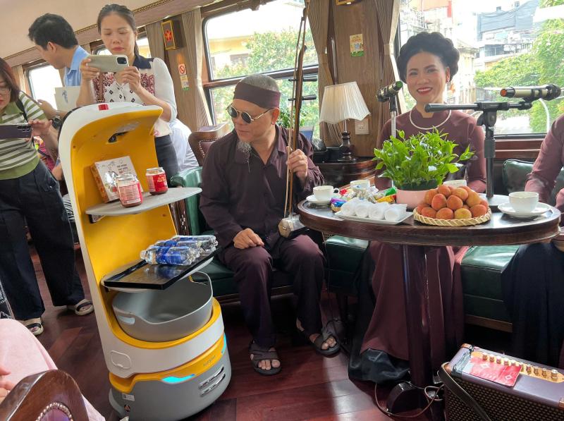 Lần đầu tiên đường sắt đưa robot AI phục vụ trên tàu - Ảnh 3.