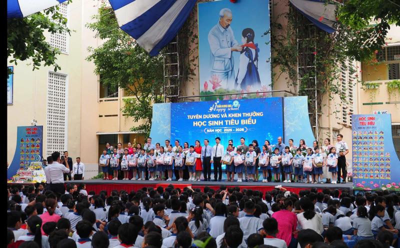 Ngày tổng kết năm học, câu chuyện xúc động ở sân trường - Ảnh 1.