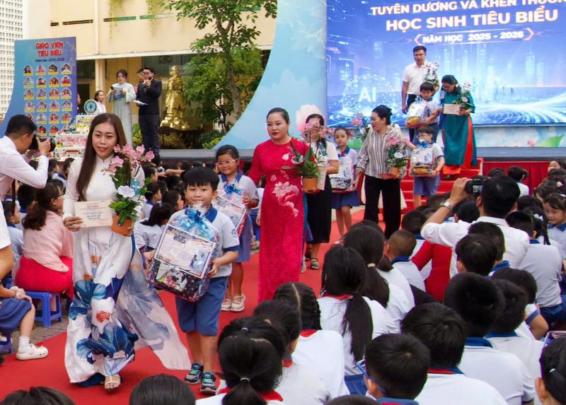 Ngày tổng kết năm học, câu chuyện xúc động ở sân trường - Ảnh 4.