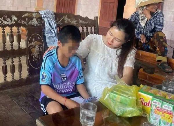 Bé trai nghi bị mẹ kế và bố đẻ đánh phải nhập viện điều trị - Ảnh 1.