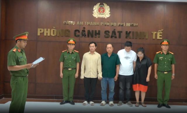 TP.HCM: Bắt giam giám đốc 'phù phép' a xít công nghiệp thành giấm ăn- Ảnh 1.