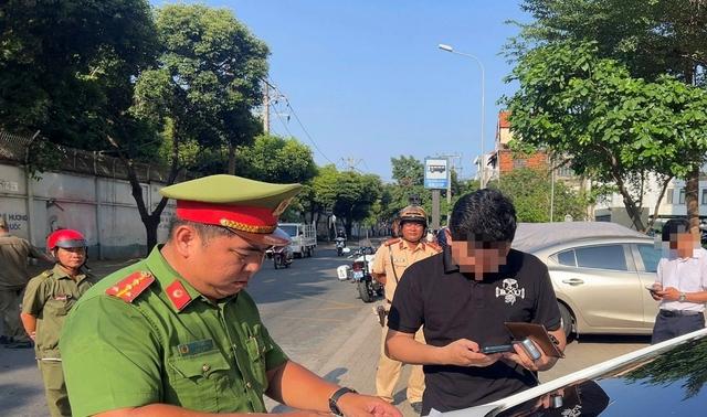 Ô tô đỗ trên vỉa hè ở TP.HCM bị ghi hình phạt nguội, nhiều xe bị cẩu - Ảnh 4.