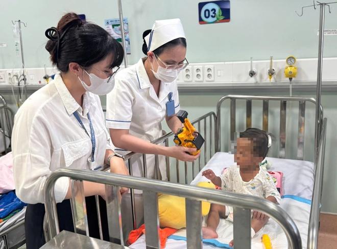 Bé trai 2 tuổi ở TP.HCM bị bạo hành dã man: Mẹ ruột, người tình khai gì?- Ảnh 3.