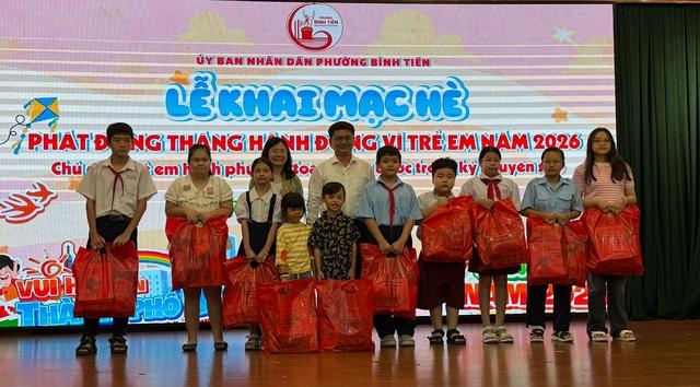 Phó chủ tịch UBND TP.HCM trao quà tặng cho học sinh nhân dịp hè - Ảnh 1.